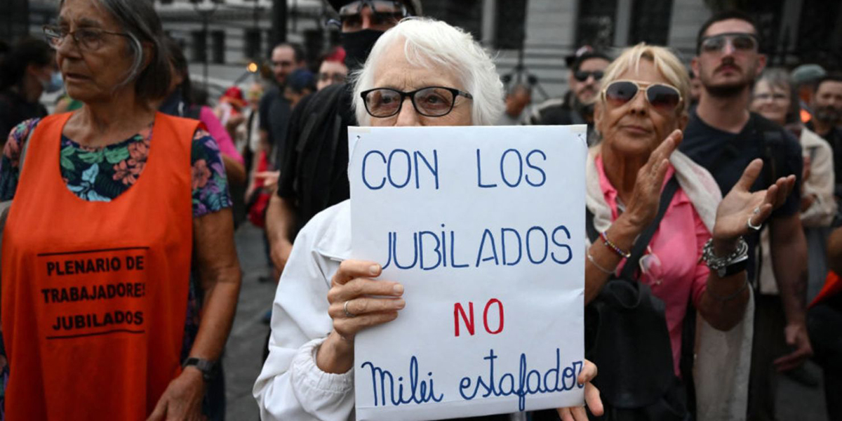 Los jubilados argentinos pierden $468.000 millones mensuales por el veto de  Milei al aumento de jubilaciones y bono - Centro CEPA